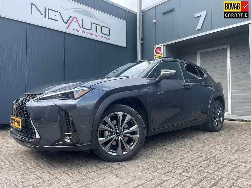 Grijs, metallic lak Gebruikt 2024 Lexus UX 250h Sport Design Packet SUV | € 39.950 (Goede deal) - Afbeelding 1/4