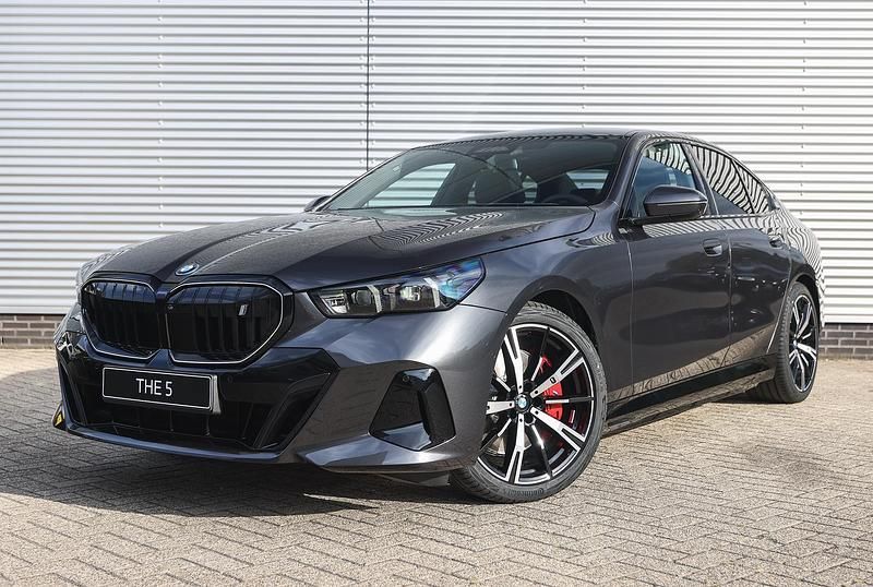Grijs Nieuw 2025 BMW i5 Comfort Edition Sedan | € 89.567 (Eerlijke prijs) - Afbeelding 1/4