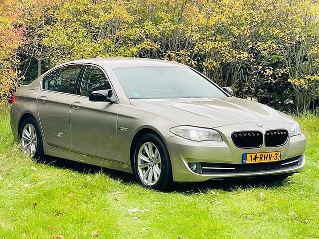 Grijs Gebruikt 2011 BMW 523 Executive Sedan | € 9.998 (Super prijs) - Afbeelding 1/4