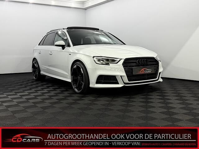 Wit (metallic) Gebruikt 2019 Audi A3 Sportback S-Line Hatchback | € 23.950 (Iets duurder) - Afbeelding 1/4