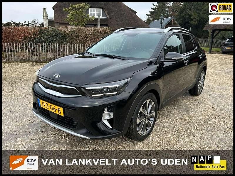 Zwart Occasion 2021 Kia Stonic SUV | € 16.499 (Eerlijke prijs) - Afbeelding 1/4