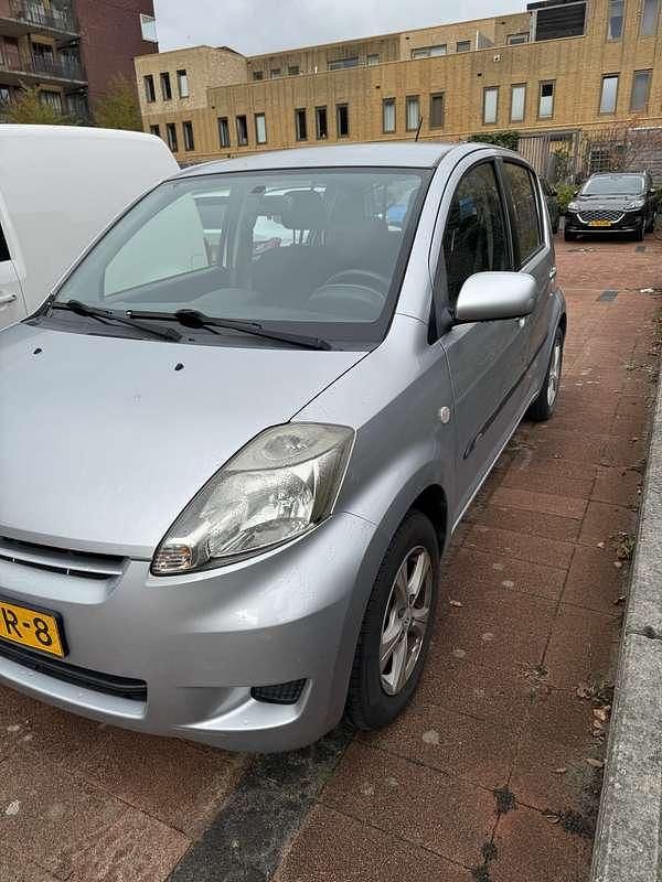 Grijs Gebruikt 2009 Daihatsu Sirion Hatchback | € 2.490 (Eerlijke prijs) - Afbeelding 1/4