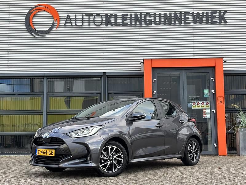 Grijs Gebruikt 2023 Toyota Yaris Hybrid Hatchback | € 23.450 (Eerlijke prijs) - Afbeelding 1/4