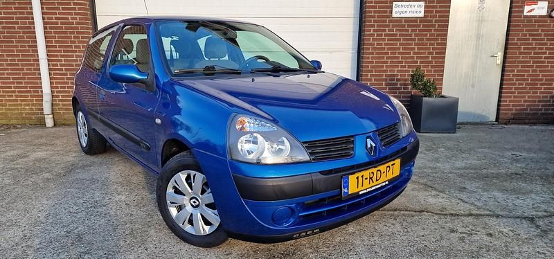 Blauw (parellak) Occasion 2005 Renault Clio II Authentique Hatchback | € 1.495 (Goede deal) - Afbeelding 1/4