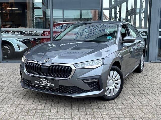 Grijs (metallic) Gebruikt 2025 Skoda Scala Selection Hatchback | € 24.900 (Iets duurder) - Afbeelding 1/4