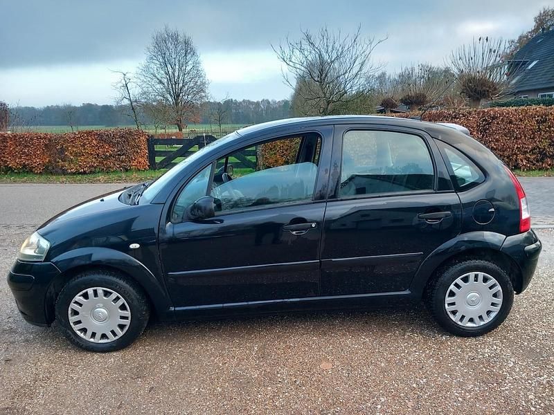 Zwart (metallic) Occasion 2006 Citroën C3 Exclusive Hatchback | € 1.950 (Goede deal) - Afbeelding 1/4
