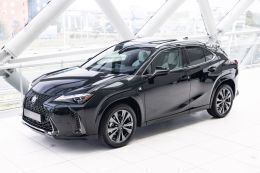 Graphite black (zwart metallic) Gebruikt 2023 Lexus UX 300e Sport Line SUV | € 53.750 - Afbeelding 1/4
