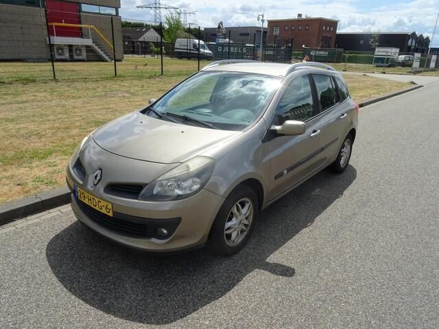 Beige, metallic lak Gebruikt 2008 Renault Clio GrandTour Dynamique Stationwagen | € 1.495 (Goede deal) - Afbeelding 1/4