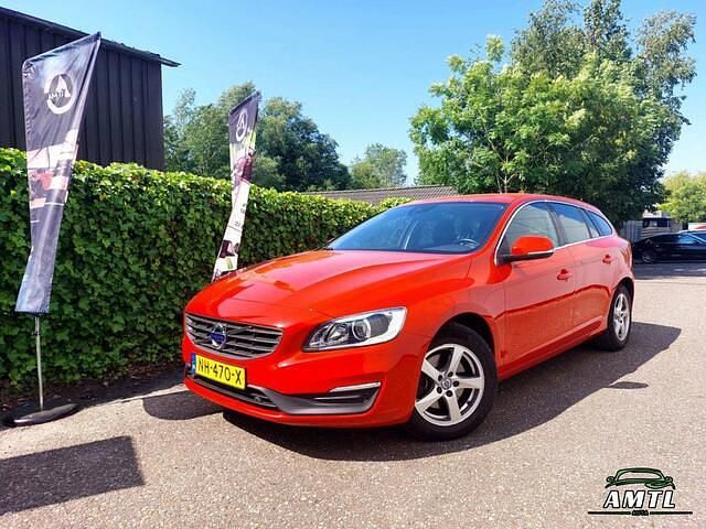 Rood Occasion 2017 Volvo V60 Stationwagen | € 17.900 - Afbeelding 1/4