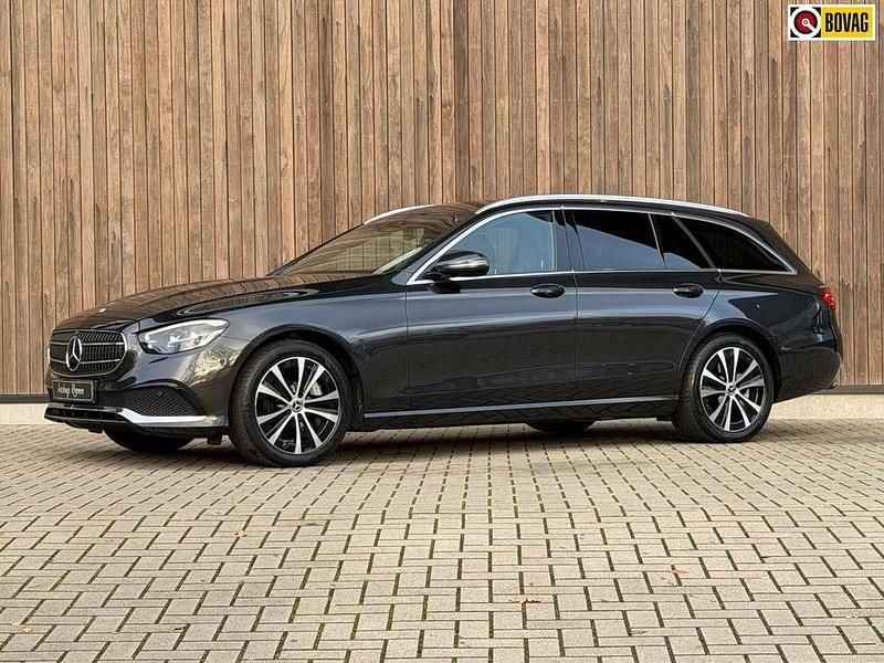 Grijs Gebruikt 2022 Mercedes E300 Luxury Stationwagen | € 33.900 (Super prijs) - Afbeelding 1/4