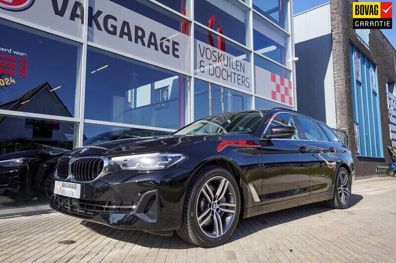 Zwart Gebruikt 2021 BMW 530e Basis Stationwagen | € 39.950 (Eerlijke prijs) - Afbeelding 1/4