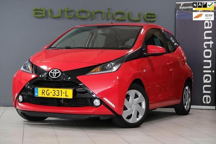 Occasion Toyota Aygo X-play 69 PK (50 kW) 2017 Rood Hatchback