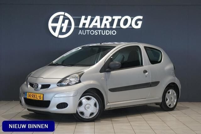 Grijs Gebruikt 2011 Toyota Aygo Hatchback | € 1.900 (Goede deal) - Afbeelding 1/4