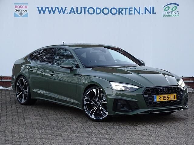 Groen (metallic) Occasion 2021 Audi A5 Sportback Sport Hatchback | € 31.950 (Goede deal) - Afbeelding 1/4