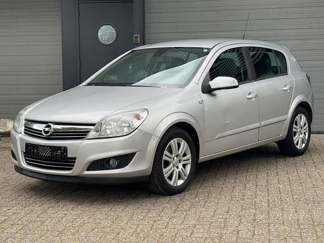 Zilver Gebruikt 2010 Opel Astra Cosmo Hatchback | € 1.450 (Super prijs) - Afbeelding 1/4