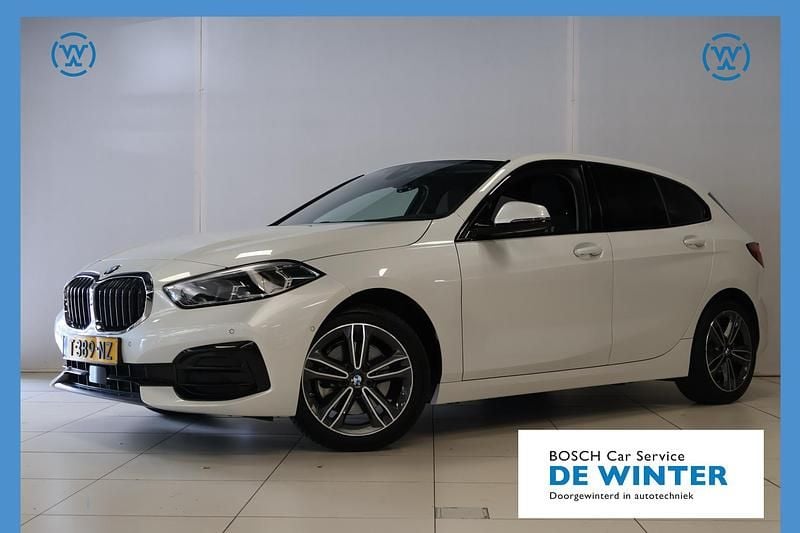 Wit Gebruikt 2023 BMW 118 Hatchback | € 26.745 (Eerlijke prijs) - Afbeelding 1/4