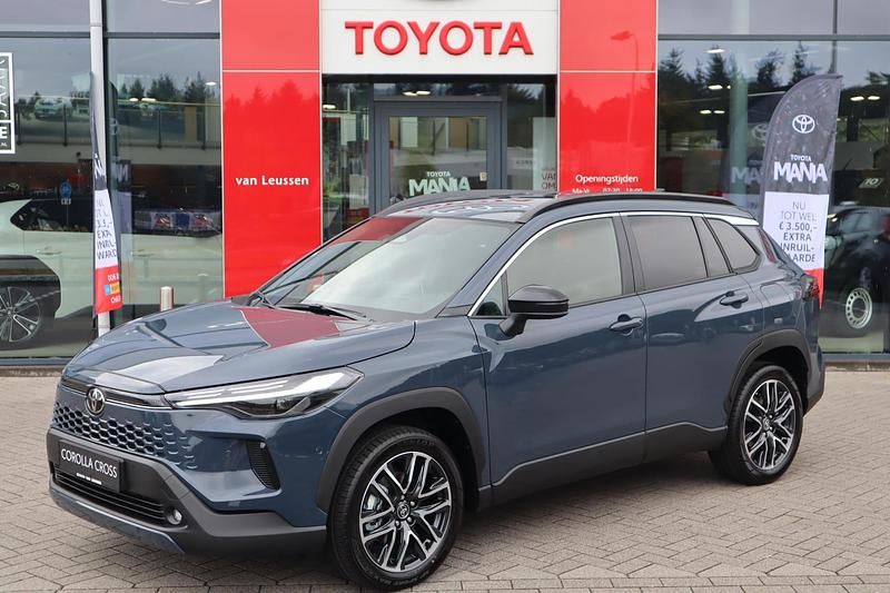 Grijs Nieuw 2025 Toyota Corolla Cross Executive SUV | € 48.900 (Duur) - Afbeelding 1/4