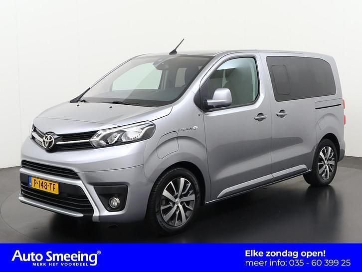 Grijs Gebruikt 2022 Toyota Proace Verso Executive Stationwagen | € 29.945 (Eerlijke prijs) - Afbeelding 1/4