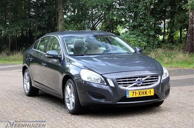 Grijs Gebruikt 2012 Volvo S60 Momentum Sedan | € 5.399 (Eerlijke prijs) - Afbeelding 1/4