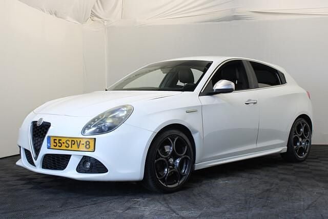Wit Gebruikt 2011 Alfa Romeo Giulietta Distinctive Hatchback | € 3.500 (Super prijs) - Afbeelding 1/4