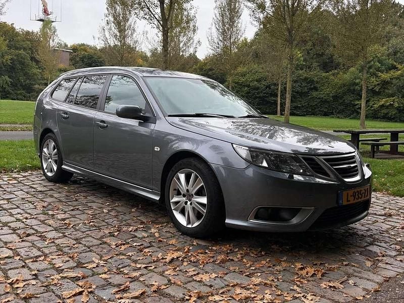 Grijs Gebruikt 2009 Saab 9-3 Aero Stationwagen | € 12.000 (Goede deal) - Afbeelding 1/4