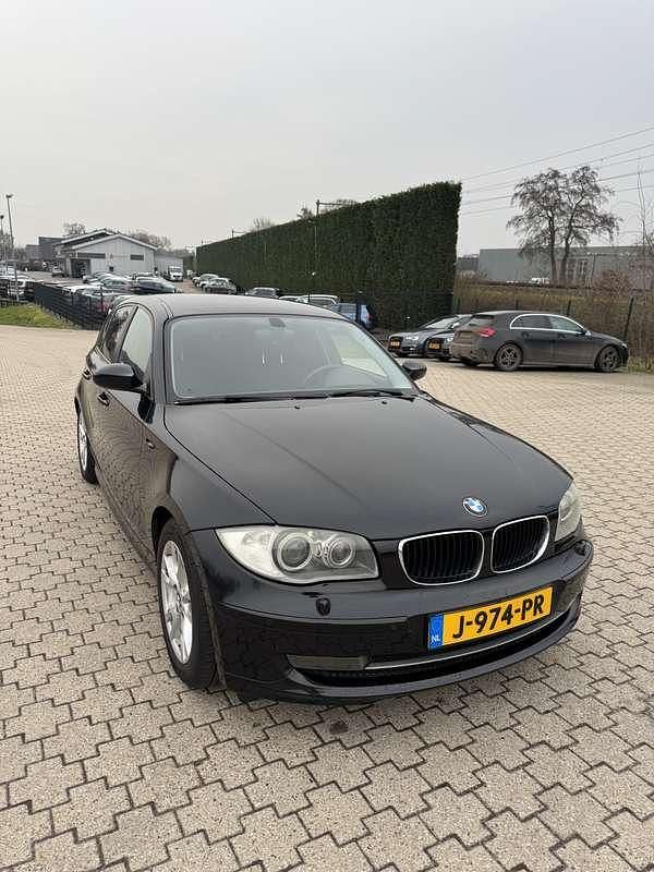 Zwart Occasion 2008 BMW 120 Hatchback | € 4.450 (Goede deal) - Afbeelding 1/4