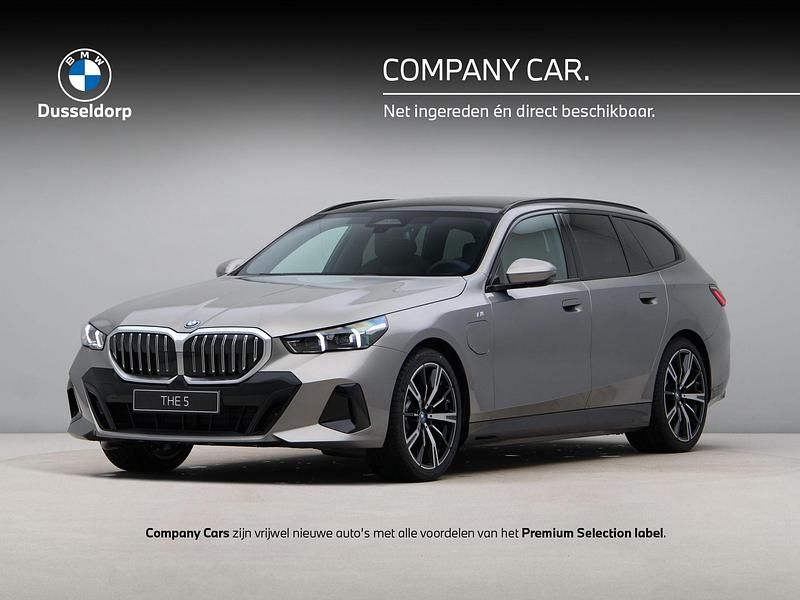 Grijs, metallic lak Gebruikt 2024 BMW 530e Performance Stationwagen | € 63.950 - Afbeelding 1/4