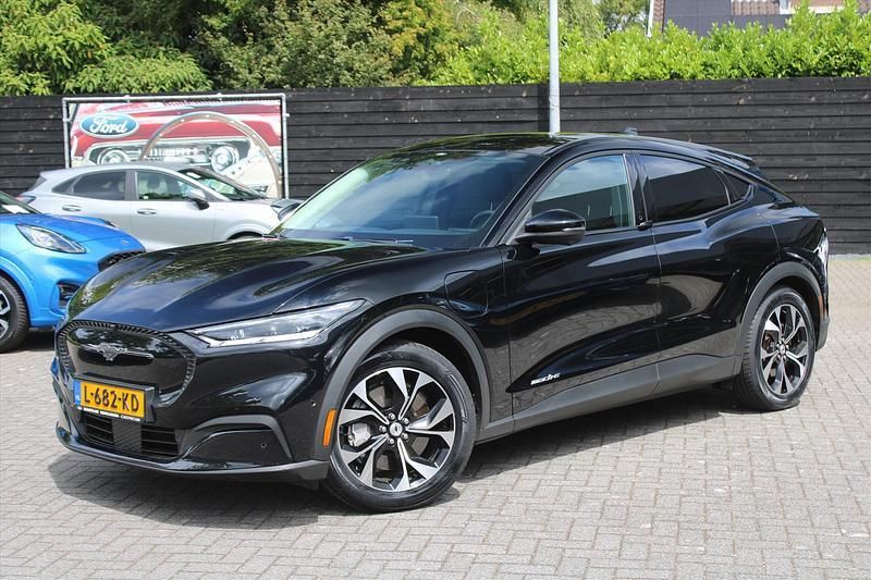 Zwart Gebruikt 2021 Ford Mustang Mach-E SUV | € 28.995 (Iets duurder) - Afbeelding 1/4