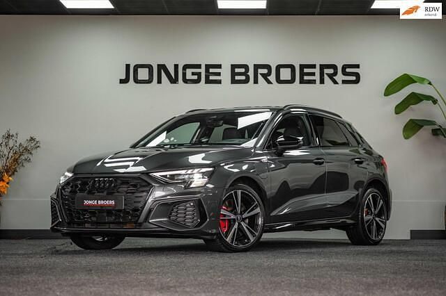 Grijs Gebruikt 2021 Audi A3 Sportback Competition Hatchback | € 34.950 (Eerlijke prijs) - Afbeelding 1/4