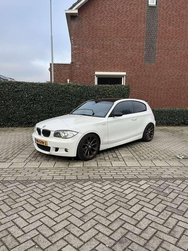 Wit Gebruikt 2008 BMW 118 Hatchback | € 4.750 (Eerlijke prijs) - Afbeelding 1/4