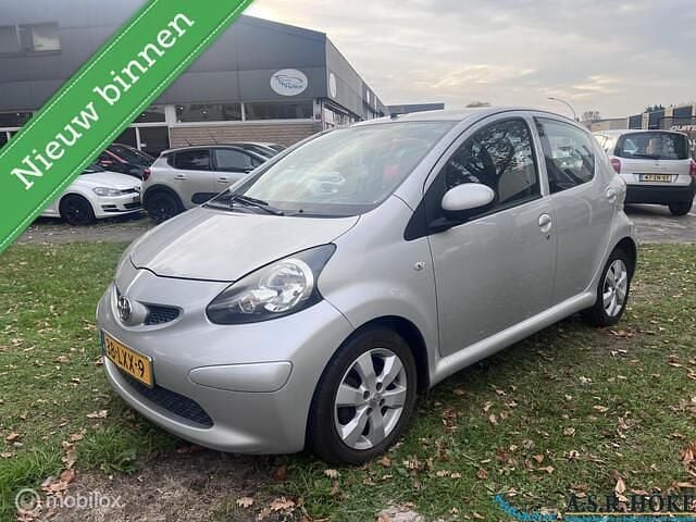 Grijs Gebruikt 2007 Toyota Aygo Sport Hatchback | € 2.950 (Eerlijke prijs) - Afbeelding 1/4