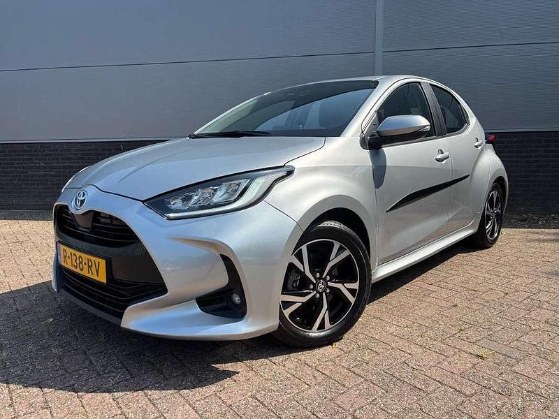 Grijs Gebruikt 2022 Toyota Yaris Hybrid Hatchback | € 22.480 (Eerlijke prijs) - Afbeelding 1/4