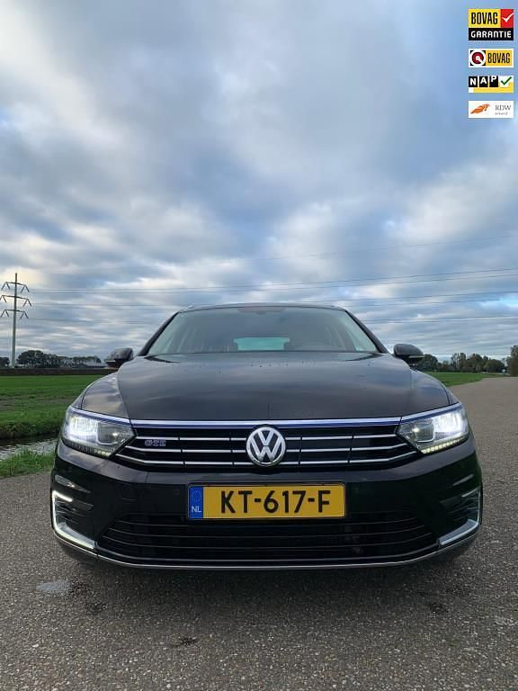 Zwart Gebruikt 2016 VW Passat GTE Stationwagen | € 13.750 (Iets duurder) - Afbeelding 1/4