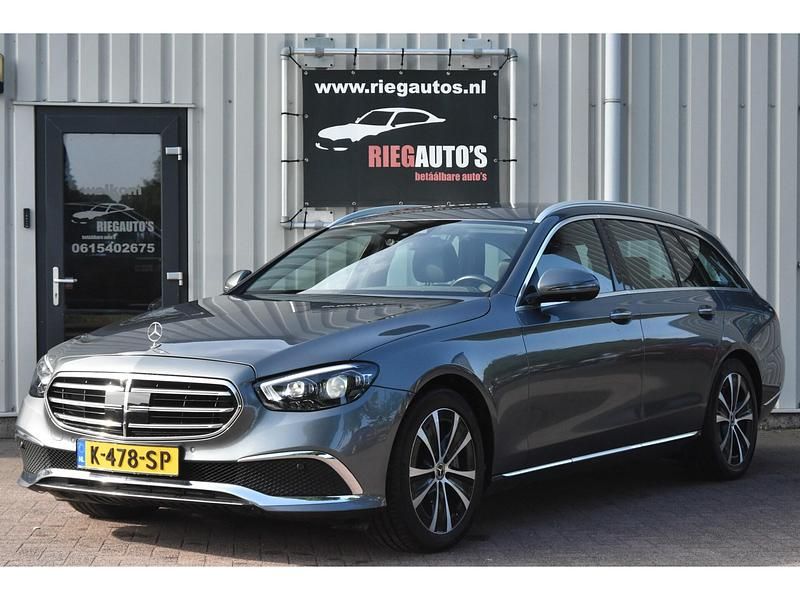 Grijs Gebruikt 2021 Mercedes E400 AMG line Stationwagen | € 49.950 - Afbeelding 1/4
