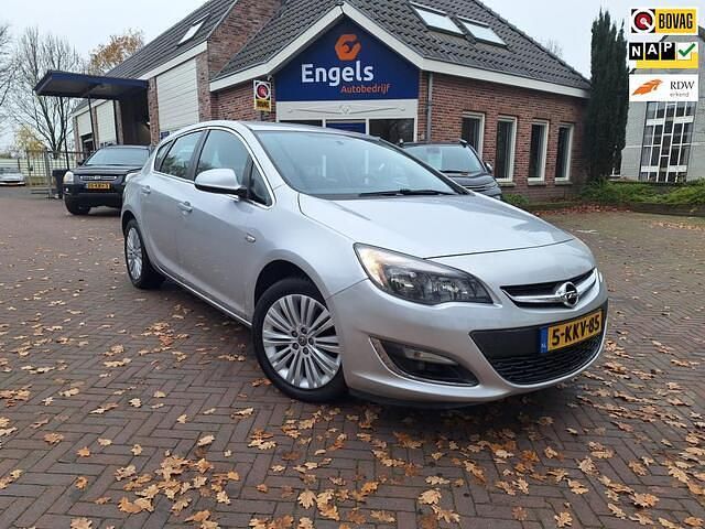 Grijs Gebruikt 2013 Opel Astra Design Edition Hatchback | € 5.500 (Eerlijke prijs) - Afbeelding 1/4