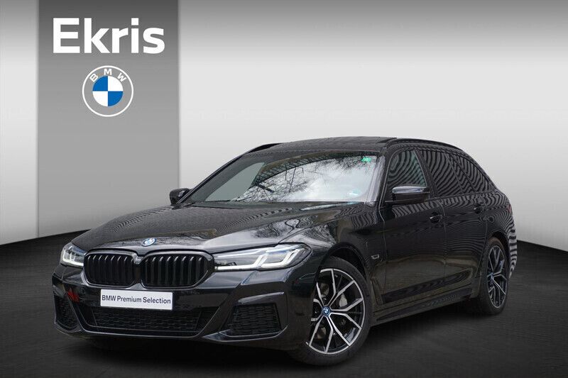 Zwart Gebruikt 2024 BMW 530e M Sport Stationwagen | € 49.900 (Eerlijke prijs) - Afbeelding 1/4