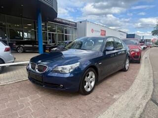 Blauw, metallic lak Gebruikt 2006 BMW 530 Executive Sedan | € 15.950 - Afbeelding 1/4