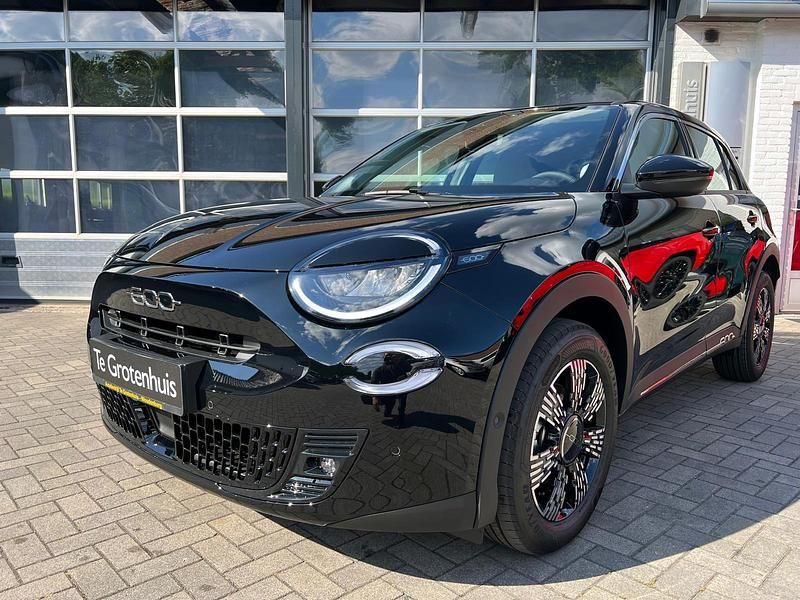 Nieuw Fiat 600 Urban 136 PK (100 kW) 2025 Zwart SUV