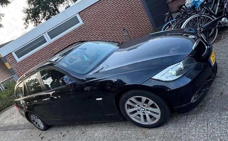 Zwart Gebruikt 2006 BMW 318 Executive Stationwagen | € 750 - Afbeelding 1/4