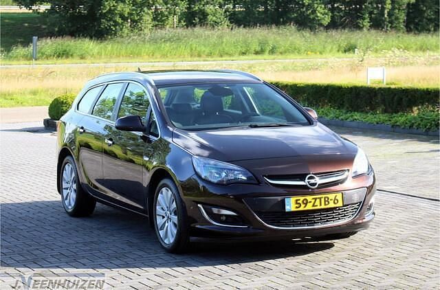 Bruin Gebruikt 2013 Opel Astra Sport Stationwagen | € 4.799 (Eerlijke prijs) - Afbeelding 1/4