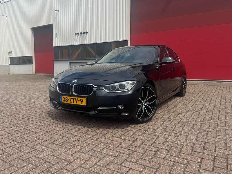 Zwart Gebruikt 2013 BMW 320 Efficient Dynamics Sedan | € 11.450 (Eerlijke prijs) - Afbeelding 1/4