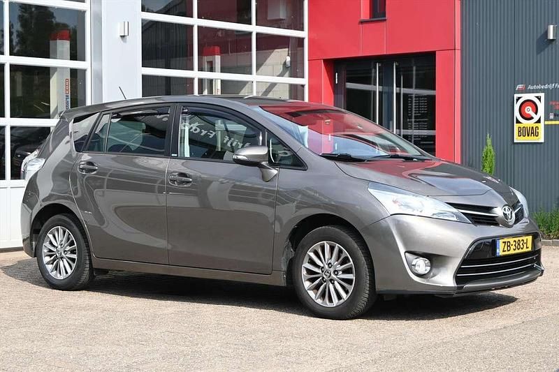 Grijs Gebruikt 2017 Toyota Verso MPV | € 16.950 (Eerlijke prijs) - Afbeelding 1/4