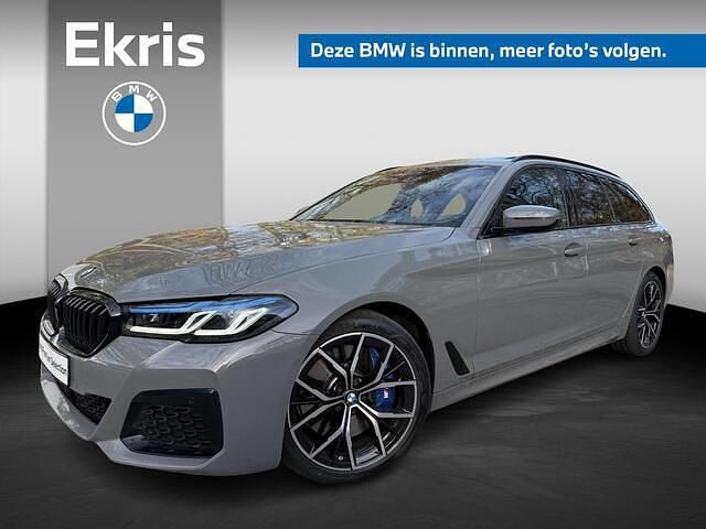 Grijs Gebruikt 2022 BMW 540 M Sport Stationwagen | € 64.900 (Duur) - Afbeelding 1/4