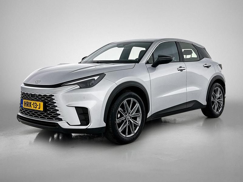 Grijs, metallic lak Gebruikt 2025 Lexus LBX SUV | € 41.990 (Eerlijke prijs) - Afbeelding 1/4