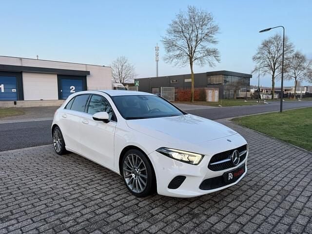 Wit Occasion 2019 Mercedes A180 AMG Hatchback | € 19.995 (Super prijs) - Afbeelding 1/4