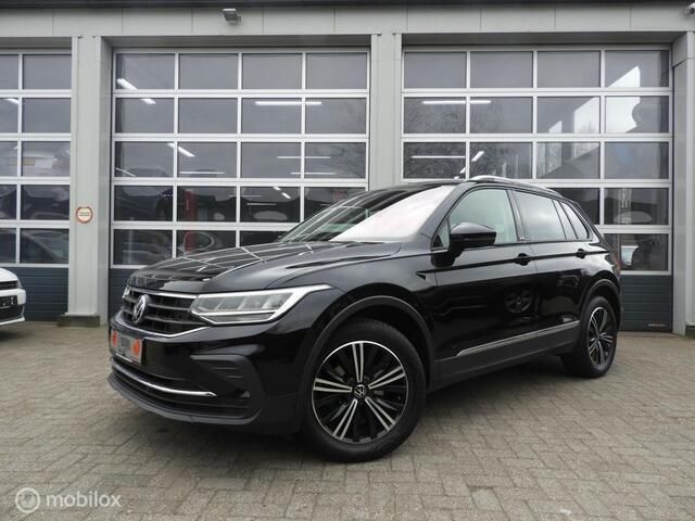 Zwart Gebruikt 2021 VW Tiguan Active SUV | € 28.950 (Eerlijke prijs) - Afbeelding 1/4