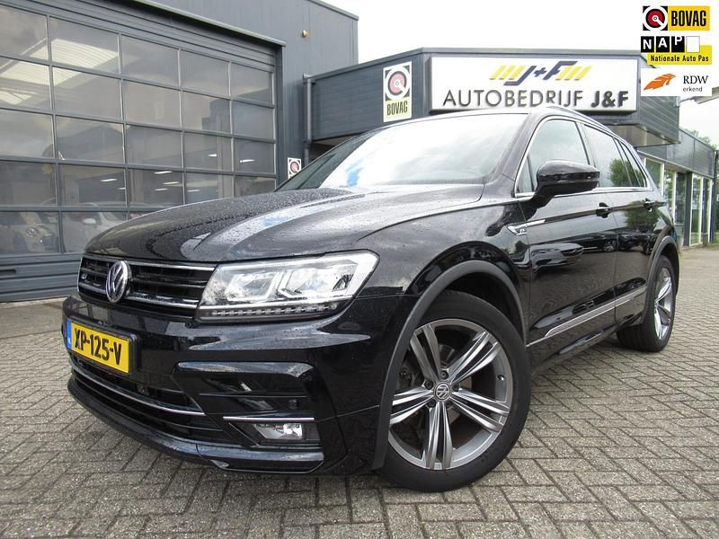 Zwart Gebruikt 2019 VW Tiguan Comfortline SUV | € 23.950 (Iets duurder) - Afbeelding 1/4