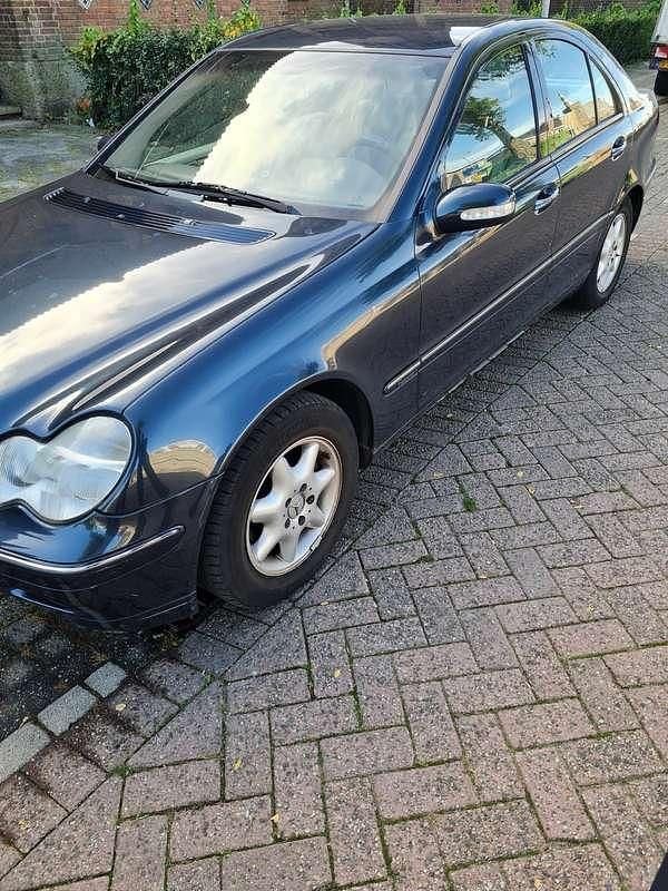 Blauw Occasion 2003 Mercedes C180 Elegance Sedan | € 3.275 (Eerlijke prijs) - Afbeelding 1/4