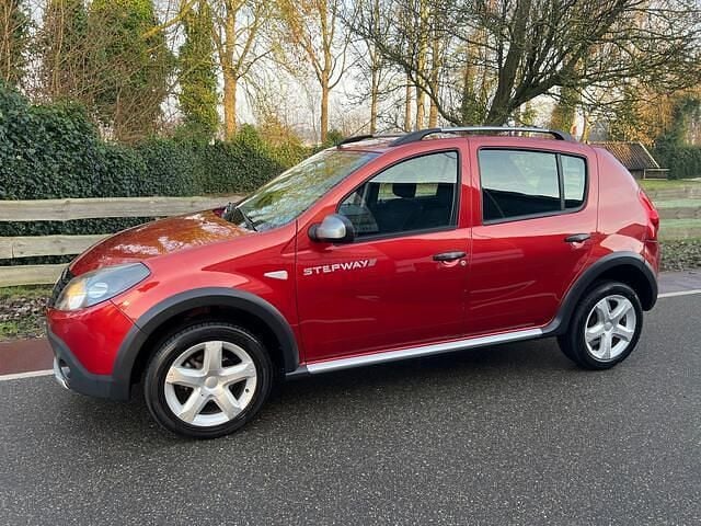Rood Gebruikt 2010 Dacia Sandero Stepway Hatchback | € 3.495 (Eerlijke prijs) - Afbeelding 1/4