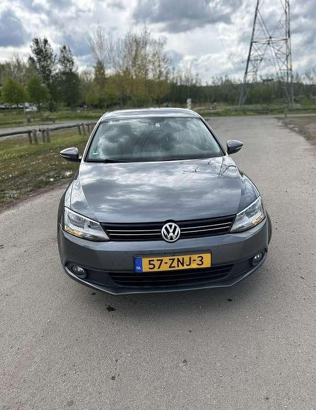 Grijs Gebruikt 2013 VW Jetta Sedan | € 5.500 (Eerlijke prijs) - Afbeelding 1/4